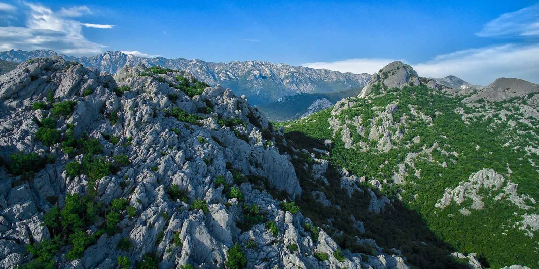Die Schlucht des Nationalparks Paklenica und die ihn umgebenden Hügel.